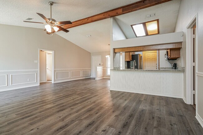 Building Photo - 7401 Meadow Creek Dr