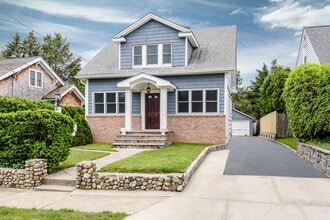 Building Photo - 35 Birch St