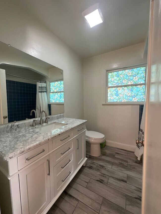 Building Photo - 406 N Santa Cruz Ave