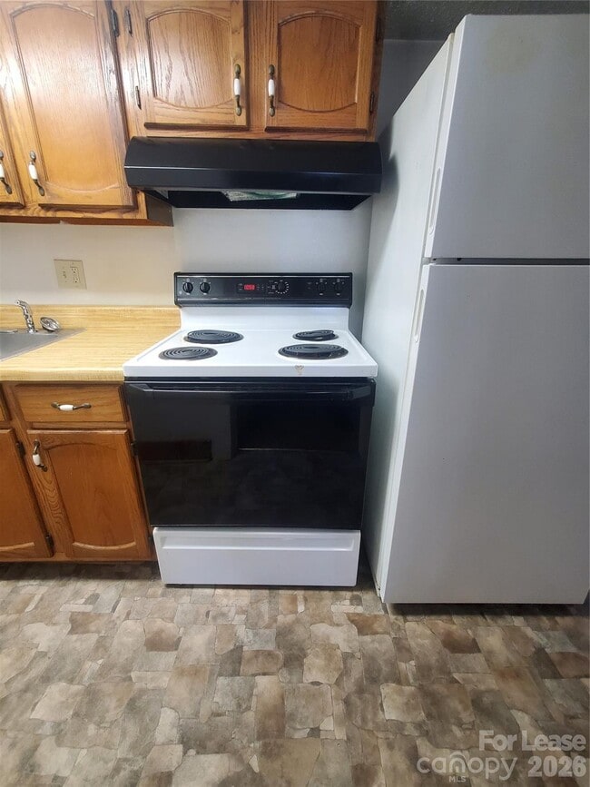 Building Photo - 1435 Davie Ave