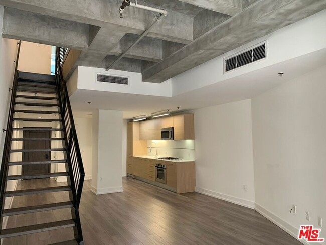 Building Photo - 727 W 7th St