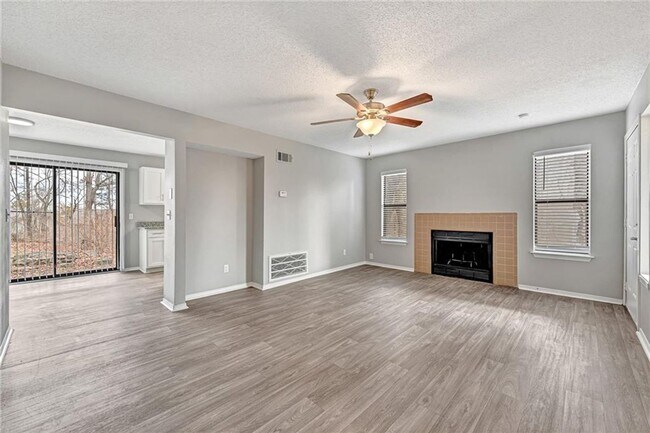 Building Photo - Updated 2 Bed 2 Bath Townhome located in East Fayetteville. Pool access included!