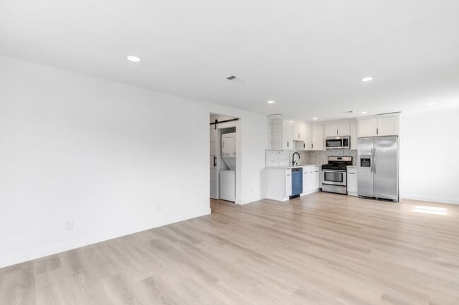 Building Photo - Fully Remodeled 4-Bed 2-Bath Home in Prime...