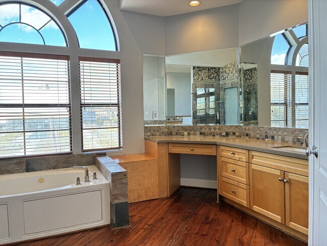 Building Photo - 1000 Columbus St