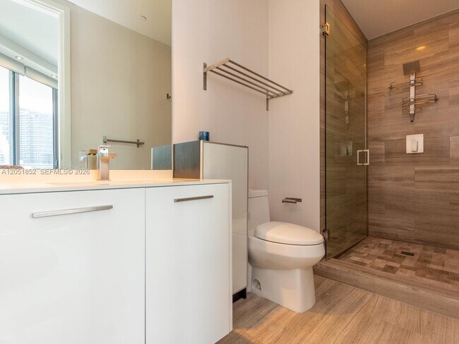 Building Photo - 1300 Brickell Bay Dr