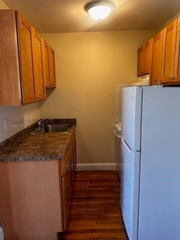 Building Photo - 483 Newport Ave