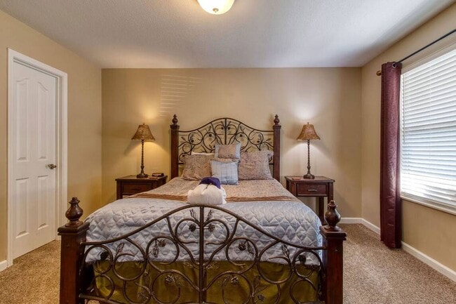 Building Photo - FULLY FURNISHED!!! GREAT FOR CORPORATE HOU...