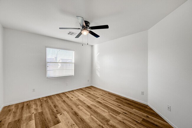 Building Photo - Stunning 4 Bed 2.5 Bath!