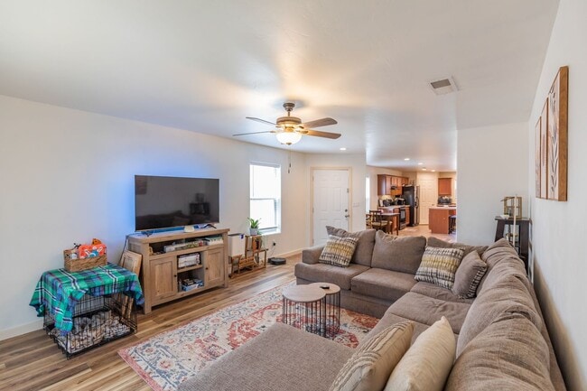 Building Photo - 3 Bedroom, 2 Bath in a Private Cul De Sac