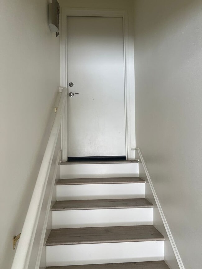 Building Photo - Modern 2-Bed, 2.5-Bath Townhome in Gardena – Stylish Living with Spacious Comfort!