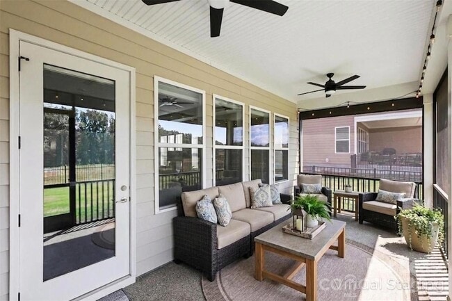 Building Photo - 2026 Lake Como Dr
