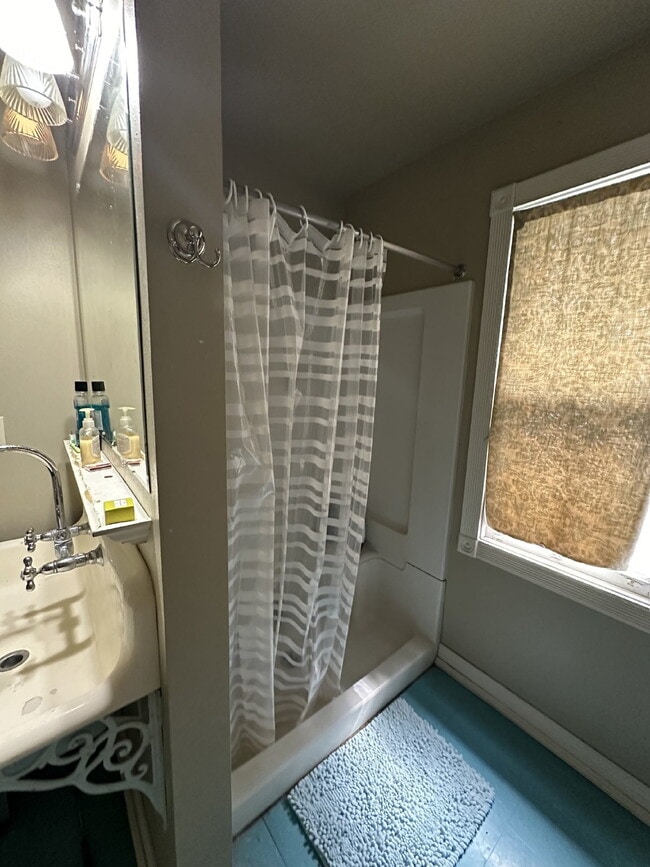 Building Photo - 4 Bedroom, 2 Bathroom Home In Randall Park Neighborhood