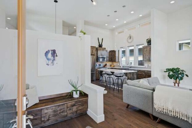 Building Photo - Beautiful Mid-Century Modern Home with lot...