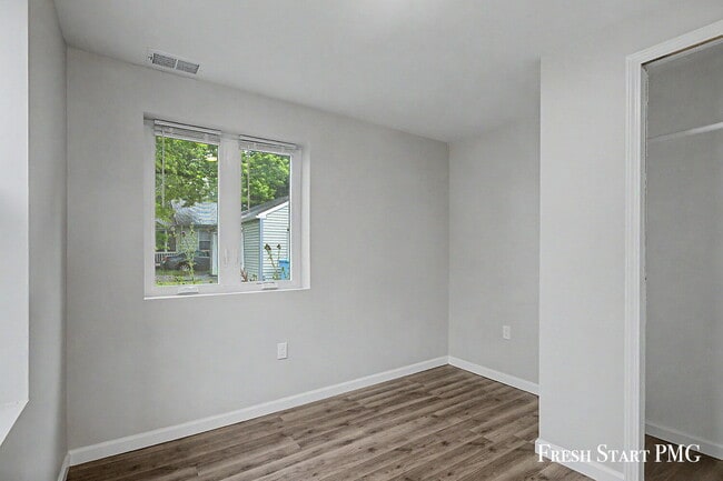 Building Photo - 1266 Clark St