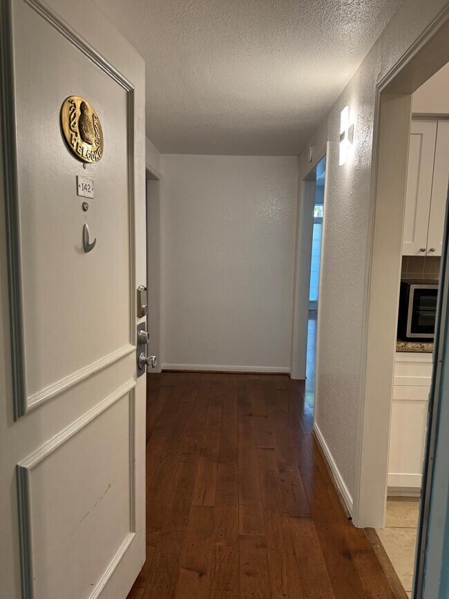 Building Photo - 2425 Underwood St