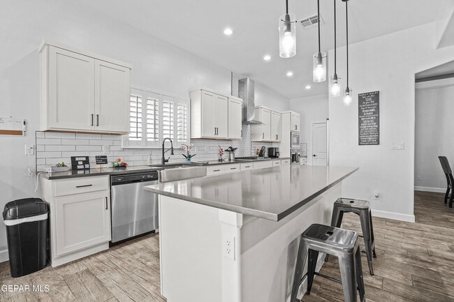 Building Photo - 869 Eastwell Dr