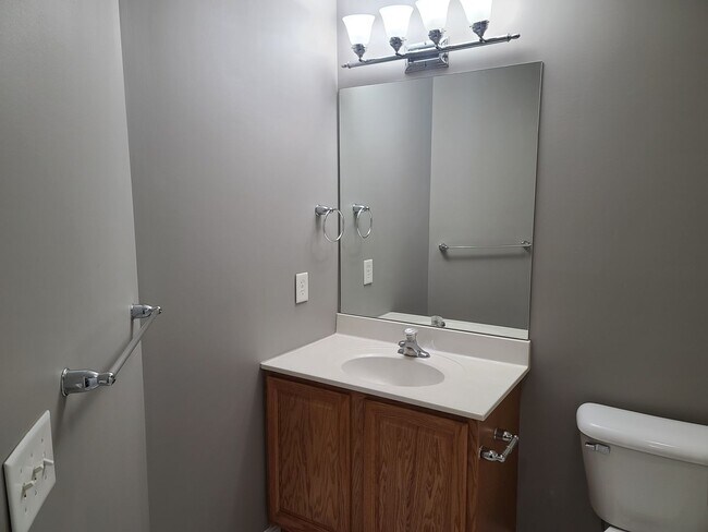 Building Photo - 3 Bedroom 2 1/2 bath end unit Townhome for Rent in Waynesboro