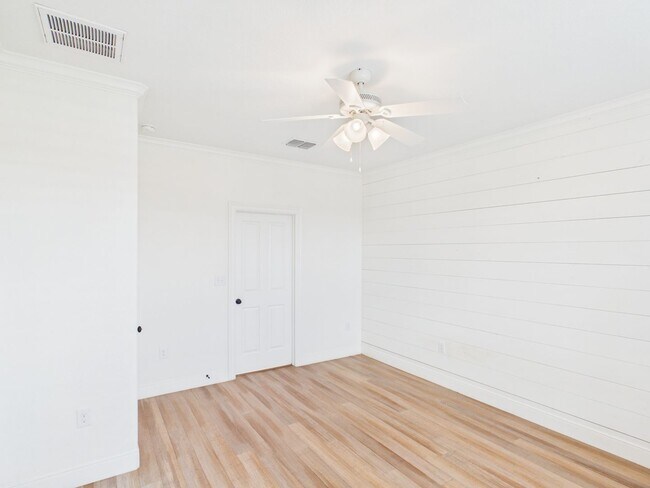 Building Photo - Modern Comfort: 3 Bed, 2 Bath with Garage & Large Pantry