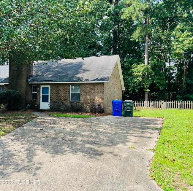 Building Photo - 1810 Summerhaven Dr