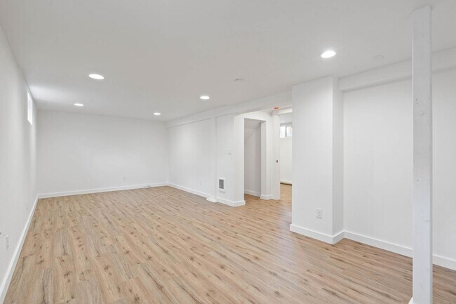 Building Photo - Unique, spacious 4-bdrm/3-bath Craftsman w/ lots of character. Bonus room, near Alberta District!