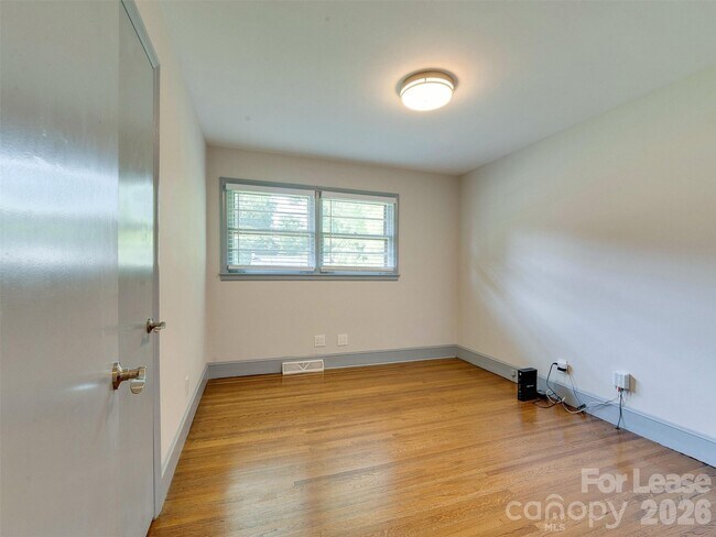 Building Photo - 3921 Sheffield Dr