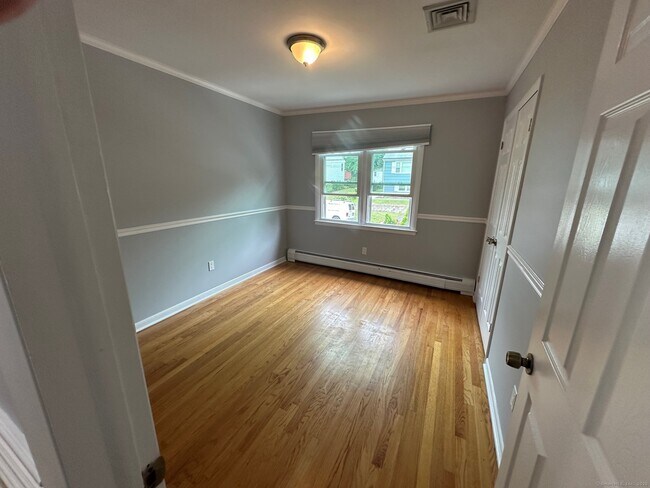 Building Photo - 25 Quinsey Dr