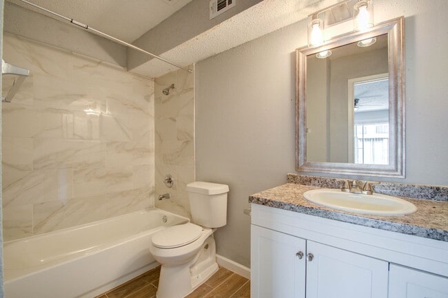 Building Photo - Remodeled 3 Bed / 2 Bath townhome at The B...