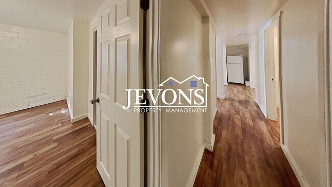 Building Photo - Charming 2-bedroom apartment near Pritchar...