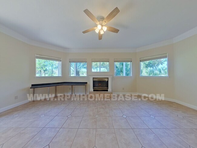 Building Photo - Elegant 2-Bedroom Home with Bonus Flexible...