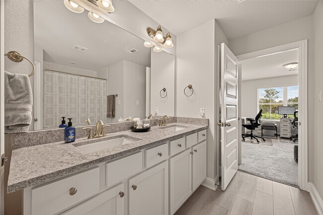 Building Photo - 2605 Golden Palms Ln