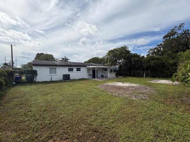 Building Photo - 4511 SW 23rd St