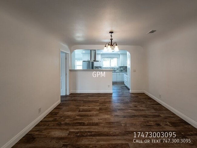 Building Photo - 723 W Doran St