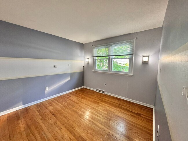 Building Photo - Charming 3BR House in Newark