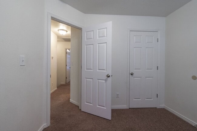 Building Photo - Hidden Valley Townhome For Rent!