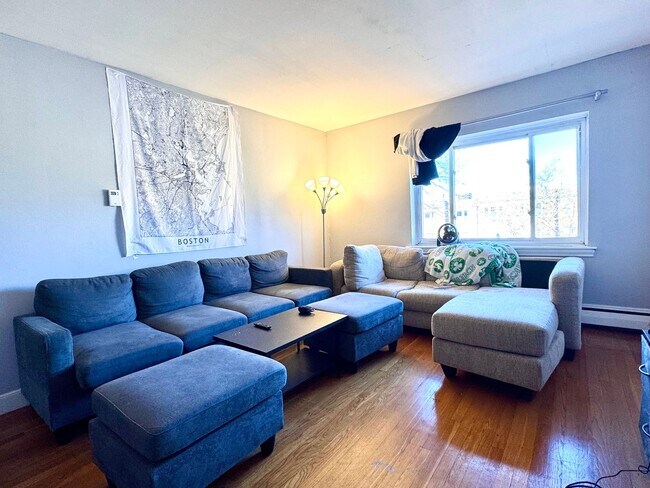 Building Photo - 2 BED WITH RENOVATED KITCHEN RIGHT BY B.C.