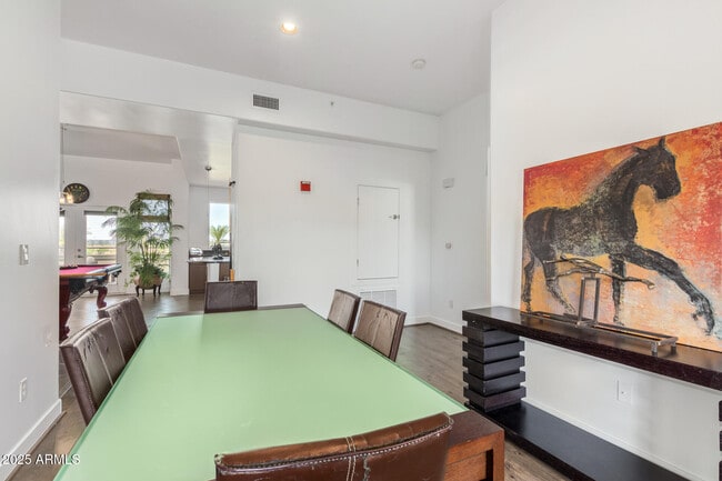 Building Photo - 945 E Playa Del Norte Dr