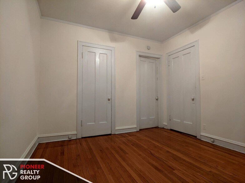 Building Photo - 1129 W Oakdale Ave