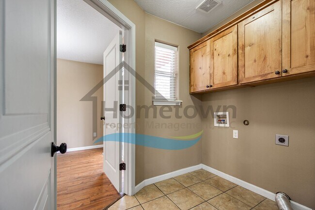 Building Photo - 3 Bedroom 3 Bathroom Home with Attached 2 Car Garage Available in Coeur d'Alene!