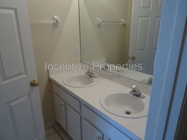 Building Photo - 817 Lakeworth Cir