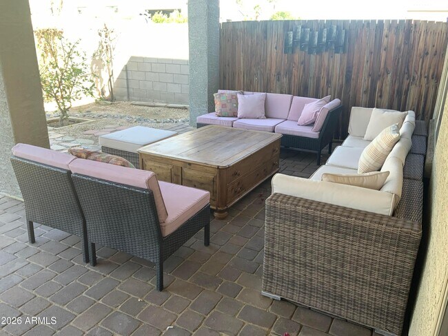 Building Photo - 2114 E Aire Libre Ave