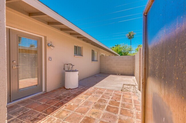 Building Photo - $0 First Month Rent! Remodeled 2 Bed Casita w/ Private Patio, W/D & Pool