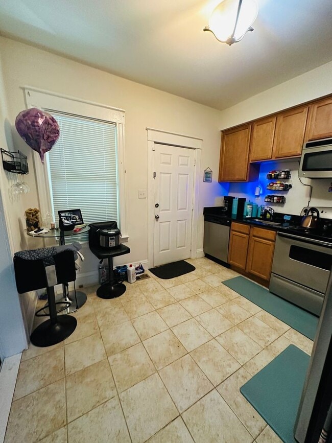 Building Photo - Beautifully Renovated 3bdrm/2.5bth Home Located in Richmond's North-side w/Balcony!