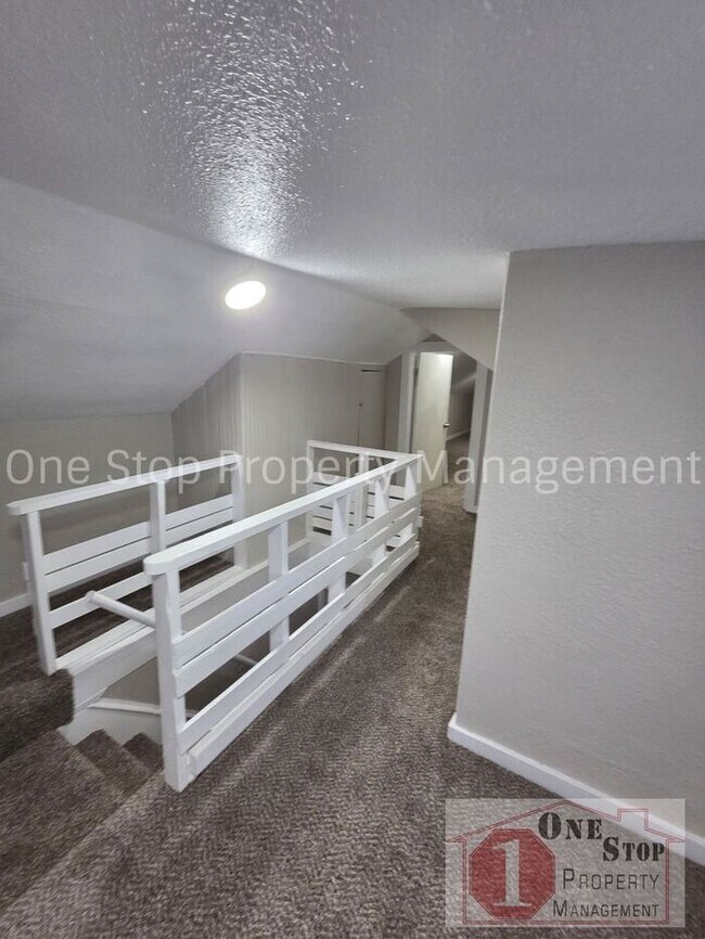 Building Photo - Beautiful 5 Bedroom 2 Bathroom in Kansas City!