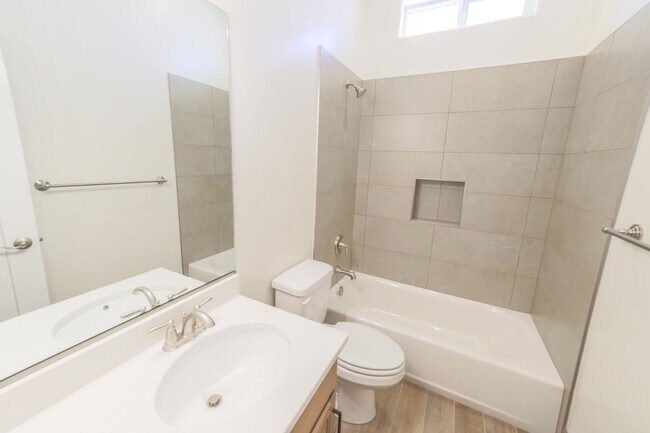Building Photo - New Townhome in Hurricane