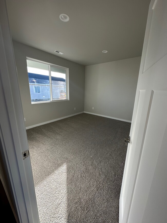 bedroom - 4081 Quinn Dr NE