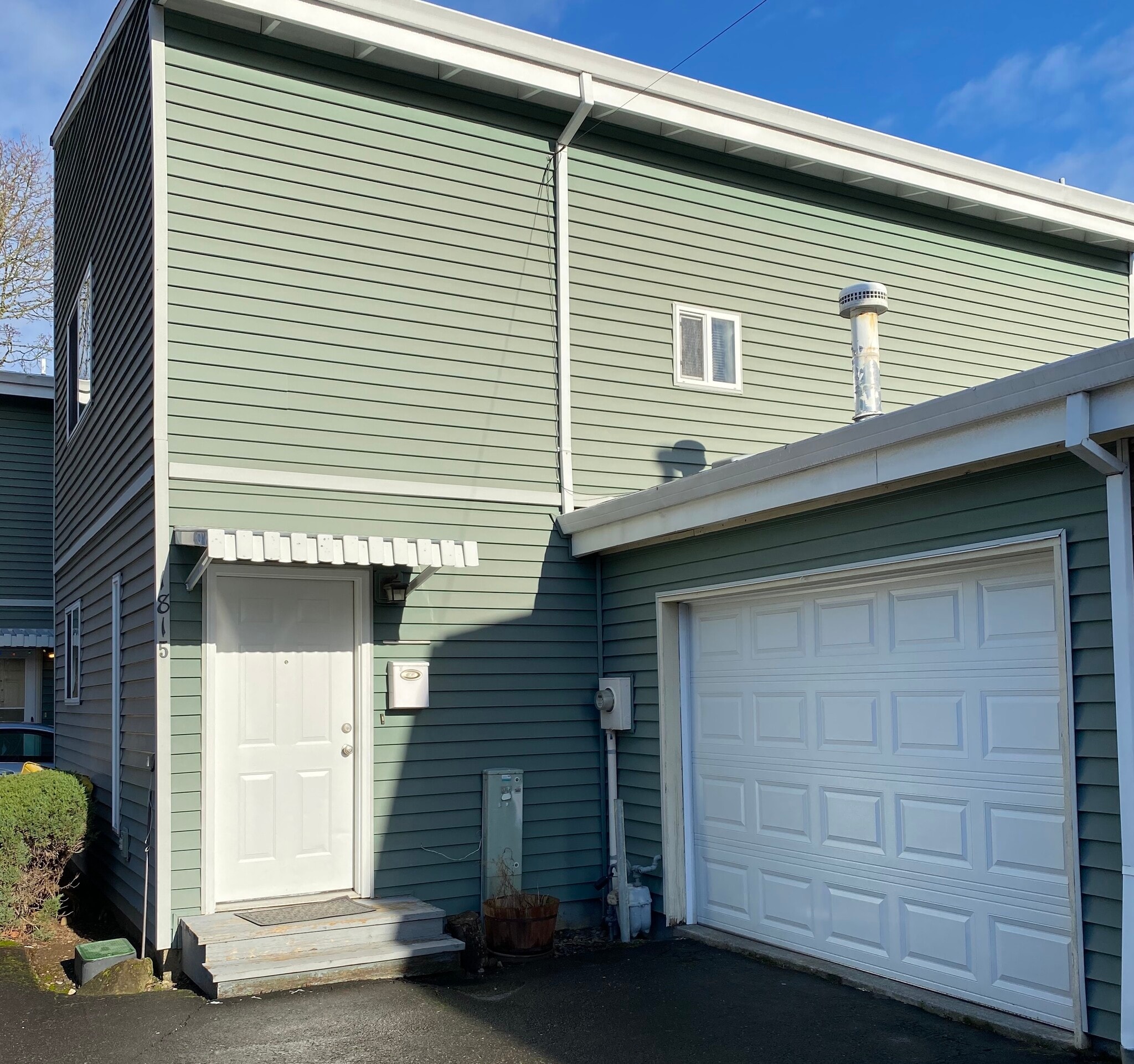 front entrance - 1815 SE Harney St