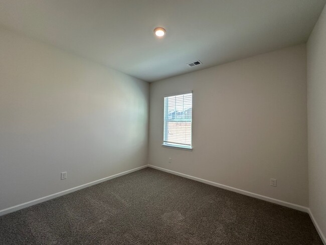 Building Photo - Brand New Home