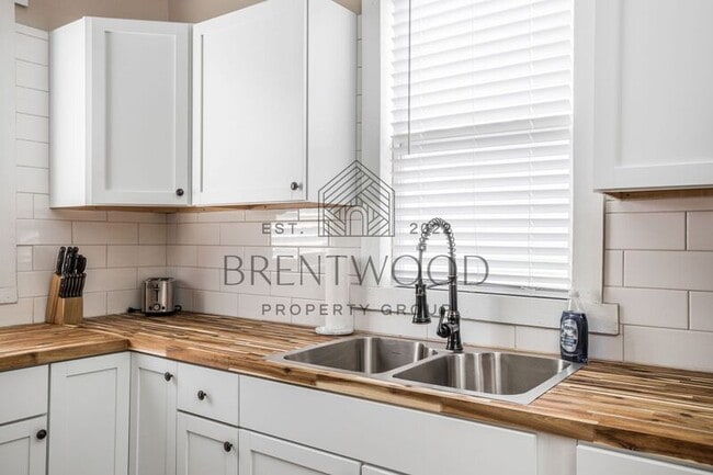 Building Photo - 929 N Tremont St