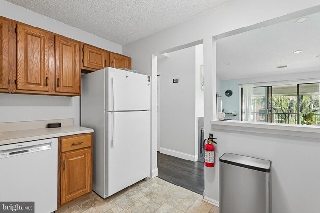 Building Photo - 11 Poillon Ct