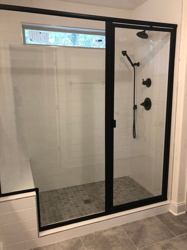 Building Photo - Townhome with 3 Bed/2.5 Bath w 1 Car Garag...